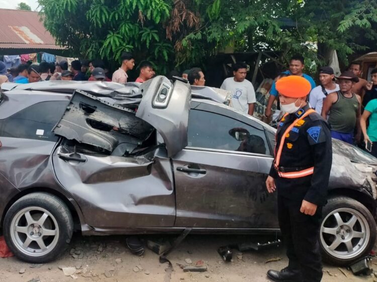 TEWAS: Mobil Honda Mobilio BK 1278 GI ringsek usai ditabrak kereta api dan menewaskan sopir dan 4 penumpangnya di perlintasan rel tanpa palang pintu Jalan Payabakung Desa SM Diski, Kecamatan Sunggal, Deliserdang, Sabtu (30/3/2024).(Foto Dok/Polsek)