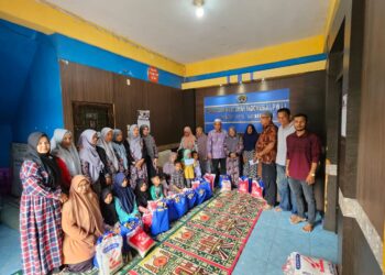 Persatuan Wartawan Indonesia (PWI) dan Ikatan Keluarga Wartawan Indonesia (IKWI) Kota Lhokseumawe menggelar kegiatan buka puasa bersama dan santunan anak yatim pada bulan suci Ramadhan 1445 Hijriah. Kegiatan yang digelar di Gedung PWI Lhokseumawe tersebut turut dihadiri oleh sejumlah organisasi kewartawanan seperti Aliansi Jurnalis Independen (AJI) Lhokseumawe dan Ikatan Jurnalis Televisi Indonesia (IJTI) Korda Lhokseumawe Raya, Sabtu (30/3/2024).