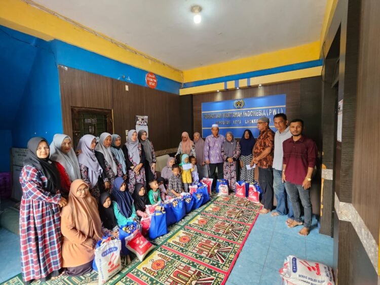 Persatuan Wartawan Indonesia (PWI) dan Ikatan Keluarga Wartawan Indonesia (IKWI) Kota Lhokseumawe menggelar kegiatan buka puasa bersama dan santunan anak yatim pada bulan suci Ramadhan 1445 Hijriah. Kegiatan yang digelar di Gedung PWI Lhokseumawe tersebut turut dihadiri oleh sejumlah organisasi kewartawanan seperti Aliansi Jurnalis Independen (AJI) Lhokseumawe dan Ikatan Jurnalis Televisi Indonesia (IJTI) Korda Lhokseumawe Raya, Sabtu (30/3/2024).