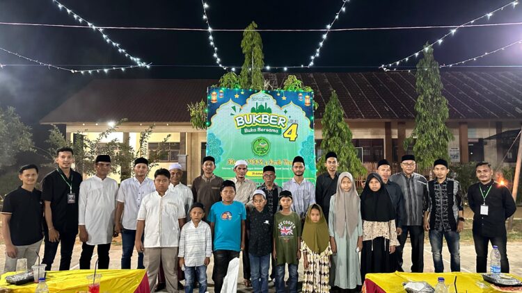 Alumni, Siswa dan Guru Madrasah Aliyah Negeri (MAN) 4 Aceh Timur sukses gelar buka Buka Puasa Bersama (Bukber) Akbar Jilid ke 4 dan juga melakukan santunan untuk anak yatim. Acara tersebut dilaksanakan di Sekolah MAN 4 Aceh Timur, Desa Pucok Alue Dua, Kecamatan Simpang Ulim, Kabupaten Aceh Timur, Sabtu malam (30/3/2024).