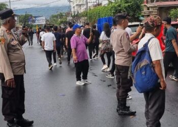 Polsek Wenang turut serta dalam mengamankan kegiatan olahraga jalan sehat yang diselenggarakan oleh jemaat Gereja Protestan Indonesia bagian Barat (GPDI) Kota Manado dalam rangka menyambut perayaan Paskah, Sabtu (30/3/2024).