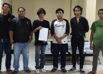 Tim Alpha Resmob Polresta Manado bersama Piket SPKT menunjukkan dedikasi mereka dalam menangani kasus penganiayaan yang terjadi di kawasan Pohon Kasih, Megamas Kelurahan Wenang Selatan, Kecamatan Wenang Kota Manado, Jumat (29/3/2024) sekitar Pukul 22.45 WITA.