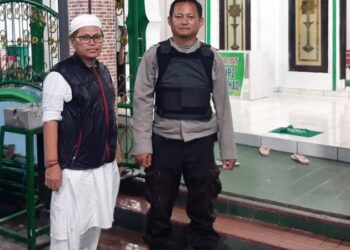 Anggota Polsek Tuminting melakukan kegiatan pengamanan di Mesjid Al Ijtihad kelurahan Maasing, Kecamatan Tuminting. Hal ini dilakukan guna mengantisipasi Umat Muslim yang sedang melaksanakan Sholat Tarwih dalam Bulan Suci Ramadhan, Jumat (29/3/2024).