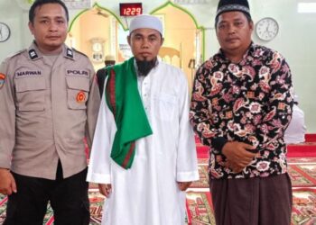 Anggota Polsek Pulau Bunaken turut serta dalam kegiatan Paja Somat dengan mengikuti Ibadah Sholat Jum’at Jamaah di Masjid Al Munawwarah, Bunaken, Jumat (29/3/2024).