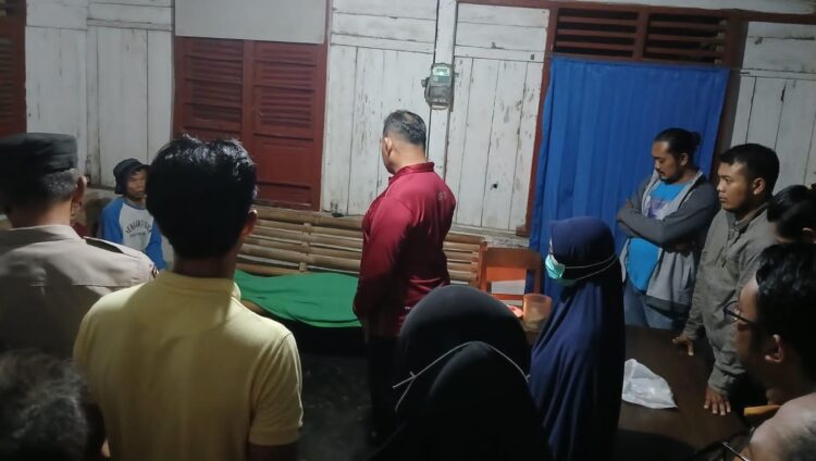 Seorang pelajar di Desa Candinata, Kecamatan Kutasari, Kabupaten Purbalingga meninggal dunia akibat tersebar petir. Peristiwa tersebut terjadi saat korban sedang bermain bersama teman-temannya, Sabtu (30/3/2024) sore.