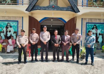 Personel Polres Samosir mengamankan pelaksanaan Ibadah Paskah tahun 2024 menjamin kenyamanan beribadah pada perayaan. Minggu (31/03/2024).