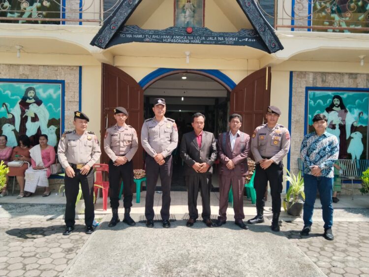 Personel Polres Samosir mengamankan pelaksanaan Ibadah Paskah tahun 2024 menjamin kenyamanan beribadah pada perayaan. Minggu (31/03/2024).