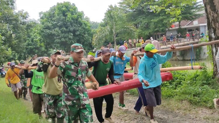Dandim 0712/Tegal Letkol Inf Suratman, S.I.P., M.I.P. melakukan terobosan untuk membuat jalan penghubung secara swadaya antar desa yang berlokasi di daerah terpencil di Kecamatan Jatinegara, Kabupaten Tegal.