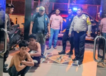 DIAMANKAN: Dua pria membawa sejumlah anak panah diduga anggota geng motor yang akan melakukan tawuran, diamankan di Mapolsek Medan, setelah ditangkap dari kawasan Titipapan, Medan Deli, Minggu dini hari (31/3/2024).(Foto dok/Polres Belawan)
