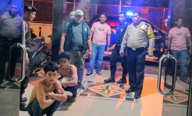 DIAMANKAN: Dua pria membawa sejumlah anak panah diduga anggota geng motor yang akan melakukan tawuran, diamankan di Mapolsek Medan, setelah ditangkap dari kawasan Titipapan, Medan Deli, Minggu dini hari (31/3/2024).(Foto dok/Polres Belawan)