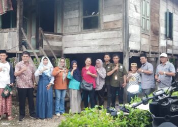Tim Kemensos RI yang turun langsung ke Rumah Ibu Marni (Penerima KPM) yang menjadi korban pemotongan bantuan program Atensi tahun 2024 yang dilakukan oleh salah satu TKSK Kecamatan Wonosobo, Kabupaten Tanggamus yang juga istri dari pegawai honorer Dinsos Kabupaten Taggamus Provinsi Lampung. (Foto : Dok : Firwanto/Mitrapolri.com)
