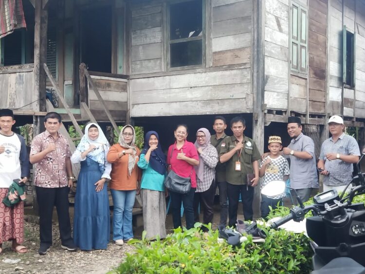 Tim Kemensos RI yang turun langsung ke Rumah Ibu Marni (Penerima KPM) yang menjadi korban pemotongan bantuan program Atensi tahun 2024 yang dilakukan oleh salah satu TKSK Kecamatan Wonosobo, Kabupaten Tanggamus yang juga istri dari pegawai honorer Dinsos Kabupaten Taggamus Provinsi Lampung. (Foto : Dok : Firwanto/Mitrapolri.com)