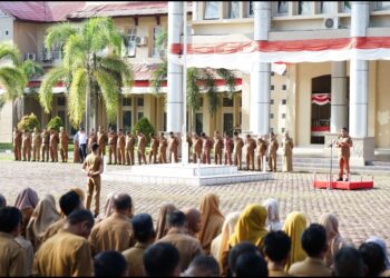 Kepala Dinas Pemberdayaan Masyarakat, Gampong, Pengendalian Penduduk dan Pemberdayaan Perempuan (DPMGP4), Damharius, S.Pd., M.Si. dalam apel gabungan di halaman Kantor Bupati, Kompleks Perkantoran Suka Makmue pada hari Senin (18/03/2024).