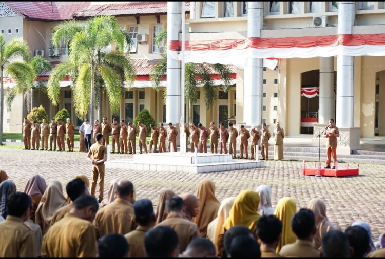 Kepala Dinas Pemberdayaan Masyarakat, Gampong, Pengendalian Penduduk dan Pemberdayaan Perempuan (DPMGP4), Damharius, S.Pd., M.Si. dalam apel gabungan di halaman Kantor Bupati, Kompleks Perkantoran Suka Makmue pada hari Senin (18/03/2024).
