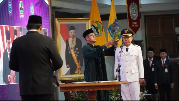 Dadang Somantri, ATD. M.T., resmi menjabat sebagai Penjabat (Pj.) Wali Kota Tegal. Dadang Somantri dilantik oleh Pj. Gubernur Jawa Tengah Nana Sudjana di Gedung Gradhika Bhakti Praja, Komplek Gubernuran Jawa Tengah, Kota Semarang, Senin (25/3/2024) siang.