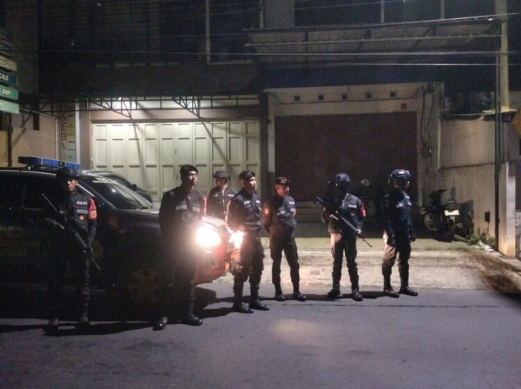 Satuan Samapta Polresta Banyumas, Polda Jateng secara aktif gencarkan patroli "sahur on the road" guna mencegah aksi balap liar dan perang sarung di wilayah Kabupaten Banyumas.