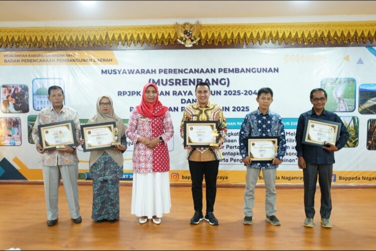 Penyerahan Piagam Penghargaan oleh Penjabat (Pj) Bupati Nagan Raya Fitriany Farhas kepada Kepala Diskominfotik Nila Kasma, usai pembukaan Musyawarah Perencanaan Pembangunan (Musrenbang) RPJPK dan RKPK di Aula Badan Perencanaan Pembangunan Daerah (Bappeda) Kabupaten Nagan Raya, Kamis (28/3/2024).