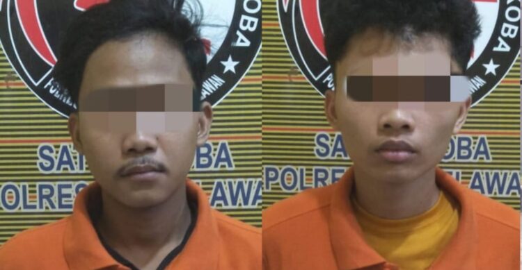 DIAMANKAN : Dua pria pengedar sabu, berikut barang bukti diamankan di Polres Pelabuhan Belawan, Senin (22/4/2024) setelah diringkus dari kawasan Kelurahan Paya Pasir, Marelan.(Foto Dok/Polres Belawan)