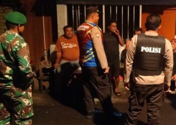 Kapolsek Wenang KOMPOL Romel Pontoh, bersama Camat Wenang Bonyx Saweho dan Danramil WTPM LETTU Maarisi memimpin Apel Gabungan OPS KRYD di kantor Kecamatan Wenang. Tujuan dari kegiatan ini adalah untuk menciptakan kondisi Kamtibmas yang kondusif di wilayah tersebut, Sabtu (30/3/2024).