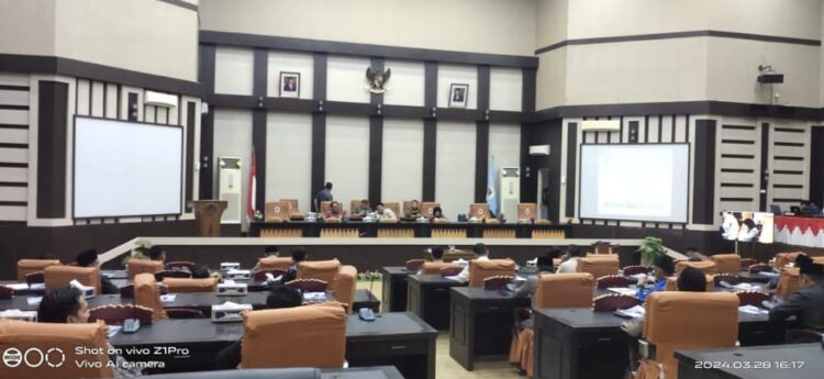 DPRD Kabupaten OKI menggelar rapat paripurna penyampaian Laporan Keterangan Pertanggung Jawaban (LKPJ) akhir tahun anggaran tahun 2023 di gedung DPRD OKI, Kamis (28/3/24).