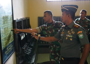 Komandan Kodim 0103/Aceh Utara Letkol Kav Makhyar S.T.,M.M.,M.H.I., didampingi Kasdim 0103/Aceh Utara Mayor Cba Jumi'in S.Sos.,M.SM., dan Pasi Intel Kapten Inf Sarwono melakukan pengecekan gudang senjata dan munisi, di Makodim 0103/Aceh Utara, Jalan Iskandar Muda, Gampong Jawa, Kecamatan Banda Sakti, Kota Lhokseumawe, Senin (01/04/2024).