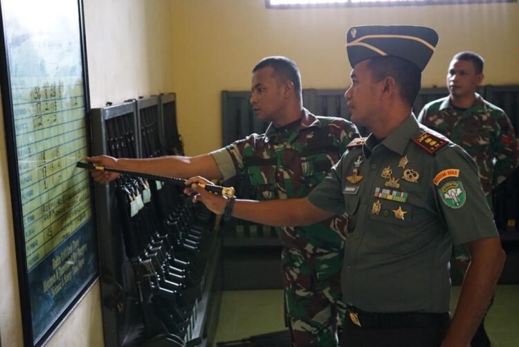 Komandan Kodim 0103/Aceh Utara Letkol Kav Makhyar S.T.,M.M.,M.H.I., didampingi Kasdim 0103/Aceh Utara Mayor Cba Jumi'in S.Sos.,M.SM., dan Pasi Intel Kapten Inf Sarwono melakukan pengecekan gudang senjata dan munisi, di Makodim 0103/Aceh Utara, Jalan Iskandar Muda, Gampong Jawa, Kecamatan Banda Sakti, Kota Lhokseumawe, Senin (01/04/2024).