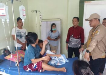 Wakapolres Nias SK. Harefa bersama Kapolsek Hiliduho AKP Sonifati Zalukhu Sempat mendatangi RS. Thomsen Nias untuk melihat kondisi para korban.