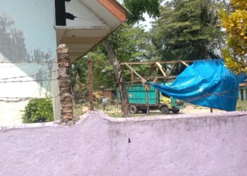 Lokasi penumbangan kayu serta mobil yang lagi bermuat kayu hasil penebangan di SMPN 2 Kecamatan Tanah Jawa, Kabupaten Simalungun - Sumut. Foto (Dok : RH/Mitrapolri.com)