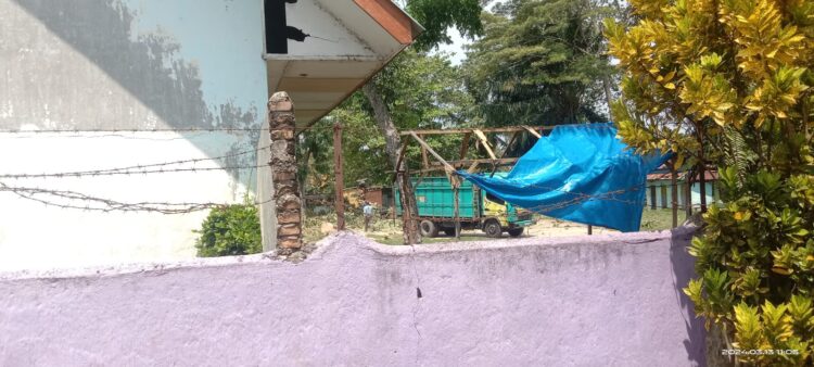 Lokasi penumbangan kayu serta mobil yang lagi bermuat kayu hasil penebangan di SMPN 2 Kecamatan Tanah Jawa, Kabupaten Simalungun - Sumut. Foto (Dok : RH/Mitrapolri.com)