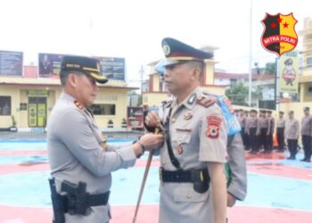 Kapolres Sidrap AKBP Erwin Syah, S.I.K.M.H pimpin Upacara Penyerahan Jabatan Kasat Lantas Polres Sidrap AKP Nawir Eming, SE di Lapangan Apel Presisi Polres Sidrap, Jalan Bau Massepe No.01, Kelurahan Pangkajene, Kecamatan Maritengngae. Senin (1/4/2024).