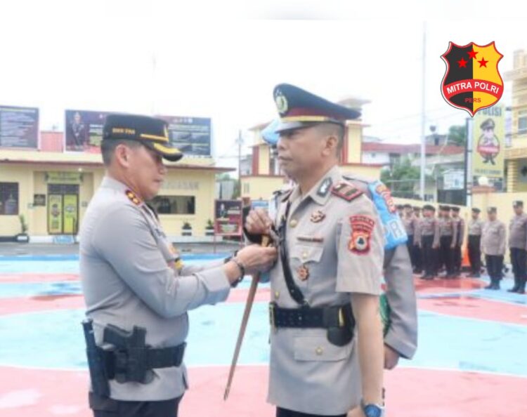 Kapolres Sidrap AKBP Erwin Syah, S.I.K.M.H pimpin Upacara Penyerahan Jabatan Kasat Lantas Polres Sidrap AKP Nawir Eming, SE di Lapangan Apel Presisi Polres Sidrap, Jalan Bau Massepe No.01, Kelurahan Pangkajene, Kecamatan Maritengngae. Senin (1/4/2024).