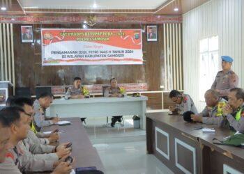 Polres Samosir menggelar Latihan Pra Operasi Ketupat Toba - 2024 di Aula Wira Pinandita Mako Polres Samosir. Latihan ini dipimpin oleh Wakapolres Samosir, Kompol ST Panggabean, S.H., yang bertujuan untuk meningkatkan kewaspadaan dan kesiapan dalam mengamankan wilayah Kabupaten Samosir. Senin, (01/03/2024)