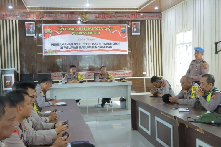 Polres Samosir menggelar Latihan Pra Operasi Ketupat Toba - 2024 di Aula Wira Pinandita Mako Polres Samosir. Latihan ini dipimpin oleh Wakapolres Samosir, Kompol ST Panggabean, S.H., yang bertujuan untuk meningkatkan kewaspadaan dan kesiapan dalam mengamankan wilayah Kabupaten Samosir. Senin, (01/03/2024)