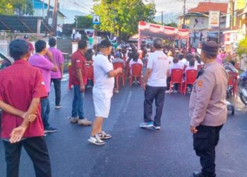 Bhabinkamtibmas Ranotana Aiptu Agus A Mende bersama Pimpinan Kapolsek Sario Iptu Herry Johanis melakukan kegiatan pengamanan ibadah Paskah di Gereja GMIM Getsemani Sakobar, Minggu (31/3/2024).