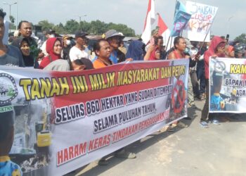 DEMONSTRASI: Seratusan warga Desa Sampali, Kecamatan Percut Sei Tuan, Deliserdang menggelar aksi demontrasi ke Kantor PT NDP di Jalan Irian Barat, Percut Sei Tuan, Senin (1/4/2024).(Foto Dok/warga)