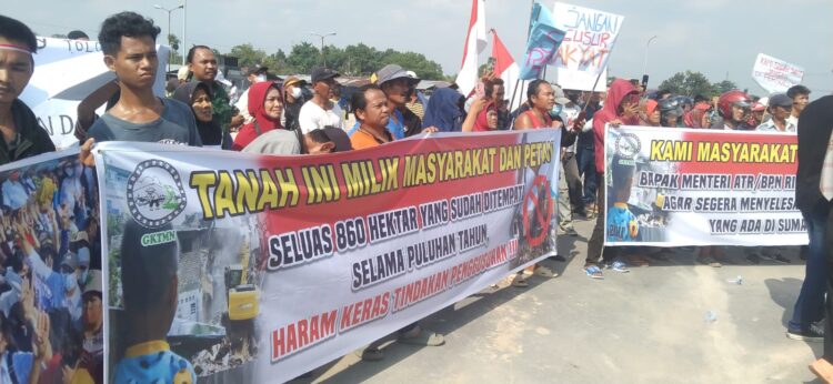 DEMONSTRASI: Seratusan warga Desa Sampali, Kecamatan Percut Sei Tuan, Deliserdang menggelar aksi demontrasi ke Kantor PT NDP di Jalan Irian Barat, Percut Sei Tuan, Senin (1/4/2024).(Foto Dok/warga)