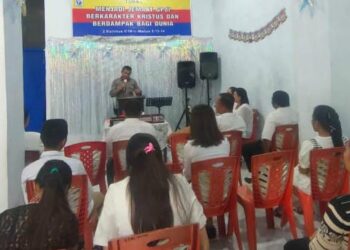 Kasat Binmas Polresta Manado, Kompol Arie Najoan, S.H, memimpin kegiatan Minggu Kasih di Gereja Pantekosta Poligria. Acara tersebut menjadi forum dialog antara pihak kepolisian dan masyarakat sekitar, yang bertujuan untuk meningkatkan keamanan dan ketertiban di wilayah tersebut, Minggu (31/3/2024).