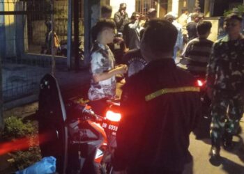 Apel gabungan KRYD dilaksanakan di pos kamling Lingk. IV Kelurahan Banjer. Kegiatan ini dipimpin langsung oleh Kapolsek Tikala, IPTU Nelta Rengkung