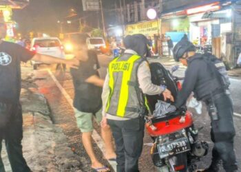 Anggota Polsek Mapanget di bawah kepemimpinan Kapolsek Mapanget Iptu Lesly Lihawa telah berhasil melaksanakan Kegiatan Rutin Yang Ditingkatkan (KRYD) di Wilayah Hukum Polsek Mapanget. Kegiatan tersebut didukung oleh Camat Mapanget, Bapak Robert Dauhan, Sabtu (30/3/2024).