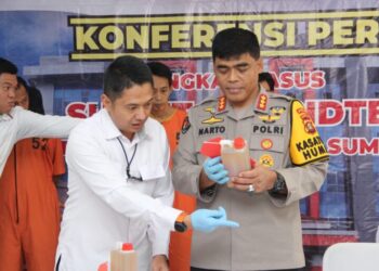 Kabid Humas Kombes Narto yang menggelar konferensi pers di mapolda sumsel bersama Kasubdit Tipidter AKBP Bagus Suryo Wibowo dan Pertamina Manager Retail Sumsel Arman Raharjo, Senin (1/4/2024).
