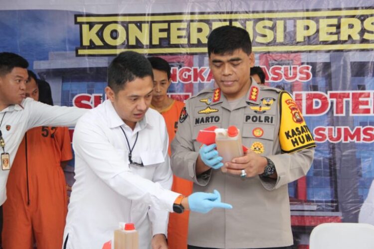 Kabid Humas Kombes Narto yang menggelar konferensi pers di mapolda sumsel bersama Kasubdit Tipidter AKBP Bagus Suryo Wibowo dan Pertamina Manager Retail Sumsel Arman Raharjo, Senin (1/4/2024).