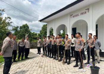 Personil Polres Nagan Raya melaksanakan kegiatan Bersih bersih di Masjid Nurul Iman Desa Cot Kuta Kecamatan Suka Makmue Kabupaten Nagan Raya. Selasa, 02 April 2024.