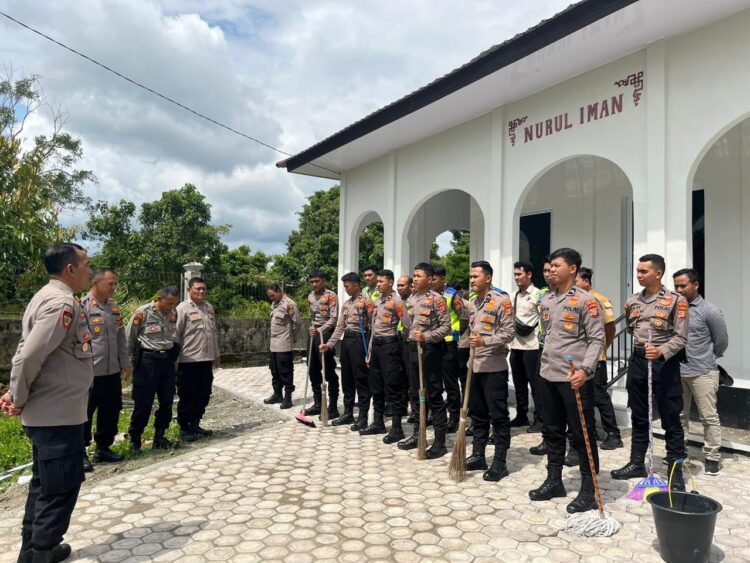 Personil Polres Nagan Raya melaksanakan kegiatan Bersih bersih di Masjid Nurul Iman Desa Cot Kuta Kecamatan Suka Makmue Kabupaten Nagan Raya. Selasa, 02 April 2024.