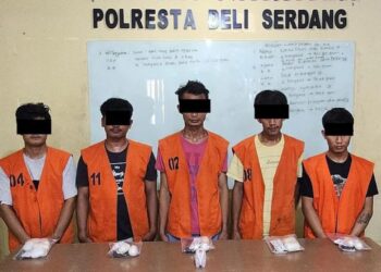 DIAMANKAN: Kelima pelaku itu berinisial RD (32), DA (20), AR (32), AP (27) dan WS (24) diamankan karena berusaha menyeludupkan sabu yang dikemas dalam bentuk kapsul di Bandara Kualanamu, Kabupaten Deliserdang, Senin (1/4/2024). (Foto Dok/Polda Sumut)