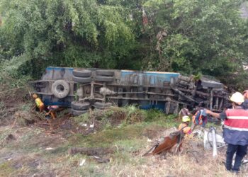 TERGULING: Truck CPO BK 8948 XH terguling ke bawah jalan tol Belmerah Km 23 dekat pintuk keluar tol Bandar Selamat, Selasa (2/4/2024).(Foto Ist)