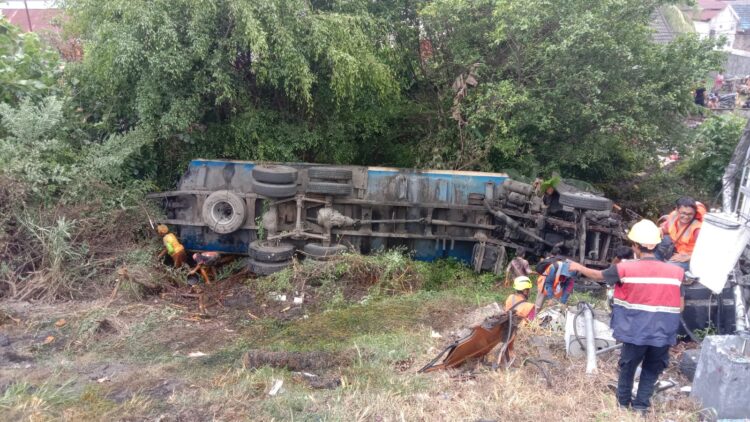 TERGULING: Truck CPO BK 8948 XH terguling ke bawah jalan tol Belmerah Km 23 dekat pintuk keluar tol Bandar Selamat, Selasa (2/4/2024).(Foto Ist)