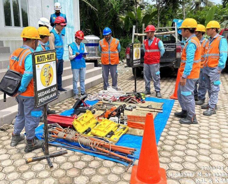PLN ULP Nias Barat melakukan kegiatan rutin gelar peralatan secara intensif bersama seluruh manajemen dan personil. Kegiatan ini juga dihadiri oleh TL K3 PLN UP3 Nias, Arif Setiadi pada (27/03/24).