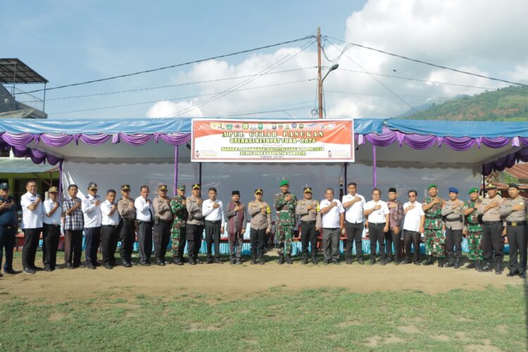 Polres Samosir melaksanakan Apel Gelar Pasukan dalam rangka Operasi Ketupat Toba 2024. Acara ini bertujuan untuk menjamin keamanan dan kesehatan masyarakat dalam menyambut Perayaan Idul Fitri 1445 Hijriah Tahun 2024. Apel dilaksanakan di Tanah Lapang Kecamatan Pangururan Kabupaten Samosir. Rabu (03/04/2024).