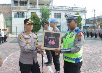 Kapolres Samosir, AKBP Yogie Hardiman, S.H., S.I.K., M.H, melakukan penyerahan Bingkisan Lebaran kepada personil dan PNS Polres Samosir yang beragama Islam dalam rangka menyambut Perayaan Idul Fitri 1445 Hijriah. Acara ini berlangsung pada tanggal 3 April 2024 Pukul 10:00 Wib di Lapangan Mako Polres Samosir