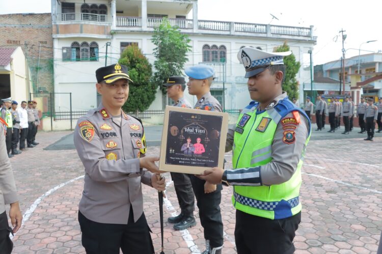 Kapolres Samosir, AKBP Yogie Hardiman, S.H., S.I.K., M.H, melakukan penyerahan Bingkisan Lebaran kepada personil dan PNS Polres Samosir yang beragama Islam dalam rangka menyambut Perayaan Idul Fitri 1445 Hijriah. Acara ini berlangsung pada tanggal 3 April 2024 Pukul 10:00 Wib di Lapangan Mako Polres Samosir